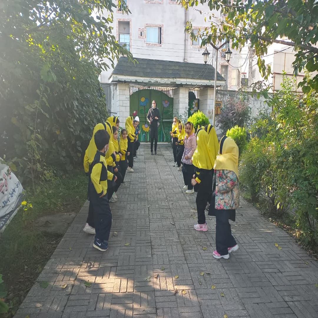 ورزش دانش اموزان پیش دبستانی در سالن ورزش برنا